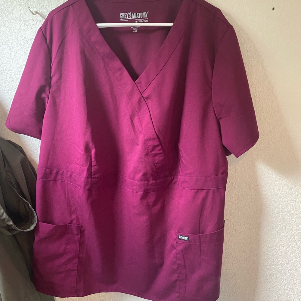 Greys anatomy 4x scrub top only wore a few times.